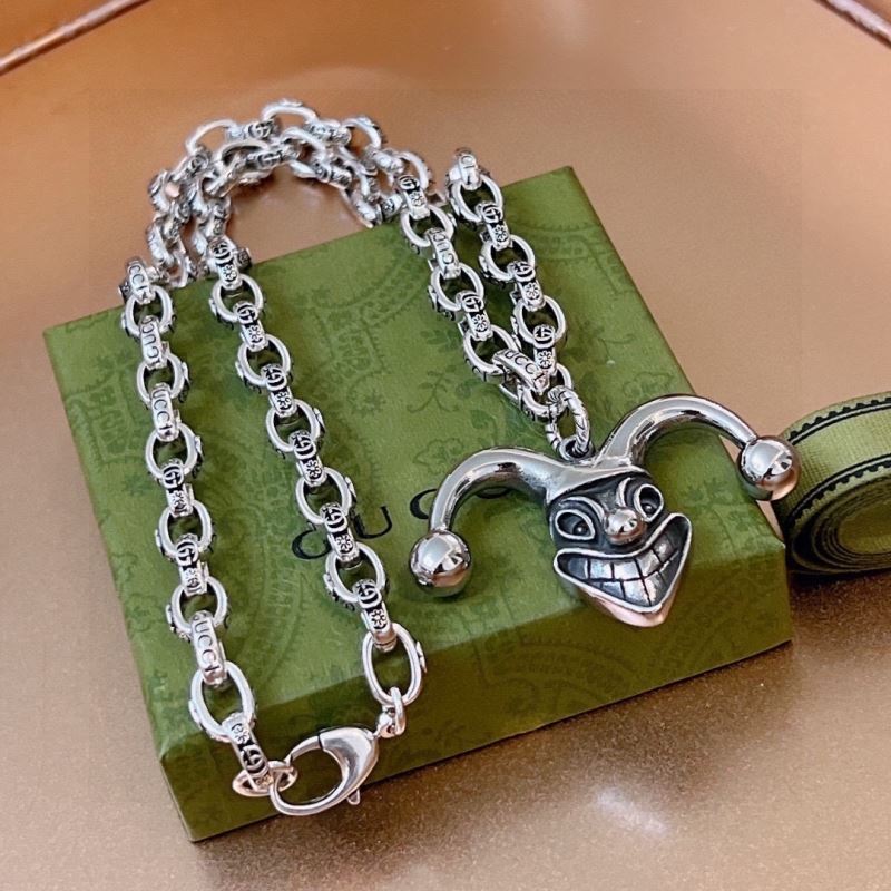 G*u*i necklaces